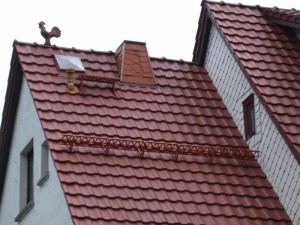 Крыша на доме с петушком
