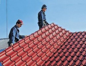 Специалисты монтируют крышу